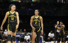 Los Angeles Sparks To Re Sign Te A Cooper Reportedly Lose